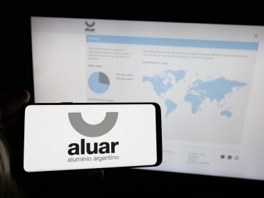 Stuttgart, Almanya - 03-31-2025: Aluar Aluminio Argentino S.A.I.C. şirketinin logosunu taşıyan kişi Web sitesinin önünde ekranda. Telefon ekranına odaklan.
