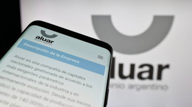 Stuttgart, Almanya - 03-31-2025: Aluar Aluminio Argentino S.A.I.C. şirketinin logosuyla cep telefonu Web sitesinin önünde ekranda. Telefon ekranının sol üst kısmına odaklan.