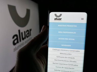 Stuttgart, Almanya - 03-31-2025: Aluar Aluminio Argentino S.A.I.C. şirketinin logosunun bulunduğu web sayfası Ekranda logonun önünde. Telefon ekranının merkezine odaklan.