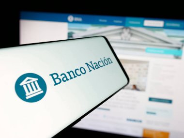 Stuttgart, Almanya - 03-31-2025: İnternet sitesi önünde Banco de la Nacion Argentina (BNA) şirketinin logosuna sahip akıllı telefon. Telefon ekranının merkez soluna odaklan.