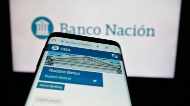 Stuttgart, Almanya - 03-31-2025: İnternet sitesinin önünde ekranda Banco de la Nacion Arjantin (BNA) şirketinin logosuna sahip cep telefonu. Telefon ekranının sol üst kısmına odaklan.