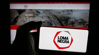 Stuttgart, Almanya - 03-31-2025: Loma Negra Compania Industrial Arjantin S.A. logosuna sahip cep telefonu web sayfası önünde ekranda. Telefon ekranına odaklan.