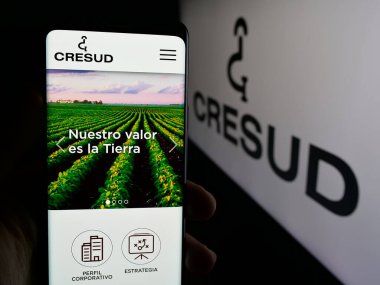 Stuttgart, Almanya - 03-31-2025: Arjantinli tarım şirketi Cresud S.A. 'nın logosunun bulunduğu web sitesi logosu ekranda. Telefon ekranının merkezine odaklan.