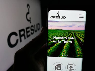 Stuttgart, Almanya - 03-31-2025: Arjantinli tarım şirketi Cresud S.A. 'nın web sayfası olan cep telefonu logosu önünde ekranda. Telefon ekranının merkezine odaklan.