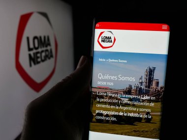 Stuttgart, Almanya - 03-31-2025: Loma Negra Compania Industrial Arjantin S.A. logolu web sayfası ekranda. Telefon ekranının merkezine odaklan.