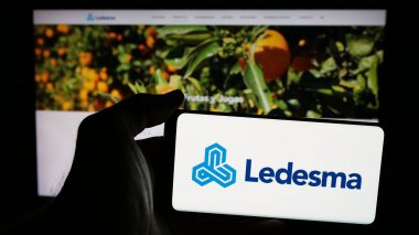 Stuttgart, Almanya - 03-31-2025: Arjantinli tarım şirketi Grupo Ledesma 'nın logosuna sahip cep telefonu web sayfası önünde ekranda. Telefon ekranına odaklan.