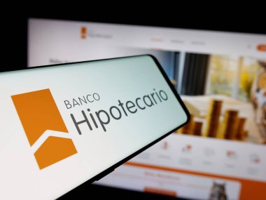 Stuttgart, Almanya - 03-31-2025: Finans şirketi Banco Hipotecario S.A. 'nın logolu akıllı telefon web sitesinin önünde ekranda. Telefon ekranının merkez soluna odaklan.
