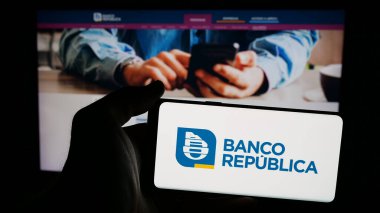 Stuttgart, Almanya - 04-01-2025: Uruguay şirketi Banco Republica 'nın (BROU) logosunun bulunduğu cep telefonu web sayfası önünde ekranda. Telefon ekranına odaklan.