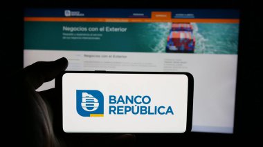Stuttgart, Almanya - 04-01-2025: Uruguay şirketi Banco Republica 'nın (BROU) logosunun bulunduğu cep telefonu web sayfası önünde ekranda. Telefon ekranına odaklan.