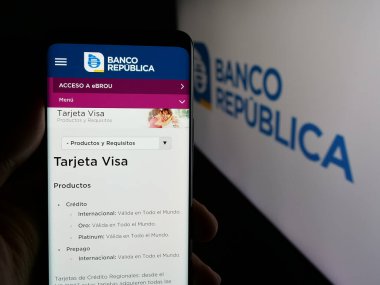 Stuttgart, Almanya - 04-01-2025: Uruguaylı Banco Republica (BROU) şirketinin web sayfası logo önünde ekranda. Telefon ekranının merkezine odaklan.