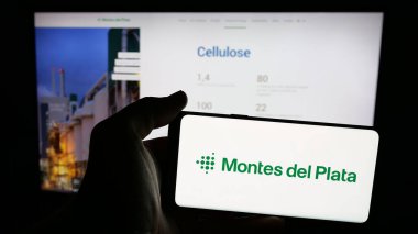 Stuttgart, Almanya - 04-01-2025: Uruguaylı orman şirketi Montes del Plata 'nın logosunun bulunduğu cep telefonu web sayfası önünde ekranda. Telefon ekranına odaklan.