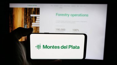 Stuttgart, Almanya - 04-01-2025: Uruguaylı orman şirketi Montes del Plata 'nın logosunun bulunduğu cep telefonu web sayfası önünde ekranda. Telefon ekranına odaklan.
