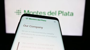 Stuttgart, Almanya - 04-01-2025: Web sitesinin önünde ekranda Uruguaylı orman şirketi Montes del Plata 'nın logosunun bulunduğu cep telefonu. Telefon ekranının sol üst kısmına odaklan.