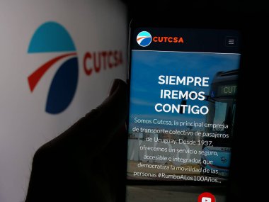 Stuttgart, Almanya - 04-01-2025: Logonun önünde Uruguay toplu taşıma şirketi CUTCSA 'nın logosunun bulunduğu web sayfası var. Telefon ekranının merkezine odaklan.