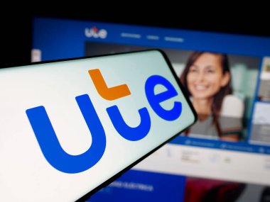 Stuttgart, Almanya - 04-01-2025: Uruguaylı enerji şirketi UTE 'nin logosuna sahip akıllı telefon web sitesinin önünde ekranda. Telefon ekranının merkez soluna odaklan.
