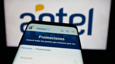 Stuttgart, Almanya - 04-01-2025: Web sitesinin önünde ekranda Uruguay telekomünikasyon şirketi ANTEL 'in logosunun bulunduğu cep telefonu. Telefon ekranının sol üst kısmına odaklan.