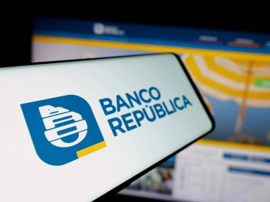 Stuttgart, Almanya - 04-01-2025: Uruguaylı Banco Republica (BROU) şirketinin logosu web sitesinin önünde ekranda. Telefon ekranının soluna odaklan.