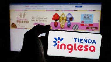 Stuttgart, Almanya - 04-01-2025: Uruguaylı perakende şirketi Tienda Inglesa 'nın logosunun bulunduğu cep telefonu web sayfası önünde ekranda. Telefon ekranına odaklan.