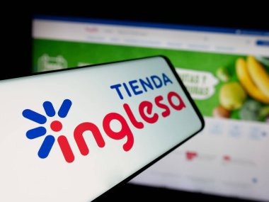 Stuttgart, Almanya - 04-01-2025: Uruguaylı perakende şirketi Tienda Inglesa 'nın logosuna sahip akıllı telefon web sitesinin önünde ekranda. Telefon ekranının soluna odaklan.