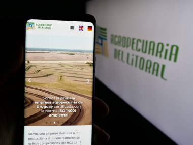 Stuttgart, Almanya - 04-02-2025: Agropecuaria del Litoral S.R.L. şirketinin logosuna sahip web sayfası Ekranda logonun önünde. Telefon ekranının merkezine odaklan.