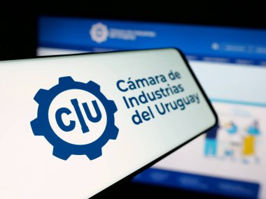 Stuttgart, Almanya - 04-02-2025: Sitenin önünde ekranda Camara de Industrias del Uruguay adlı organizasyon logosuna sahip akıllı telefon. Telefon ekranının soluna odaklan.