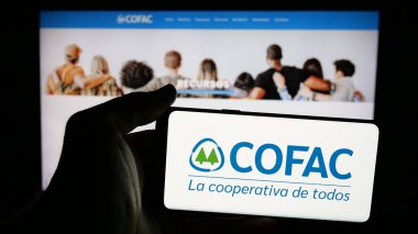 Stuttgart, Almanya - 04-02-2025: Uruguaylı mali kooperatif COFAC logosu olan cep telefonu web sayfasının önünde. Telefon ekranına odaklan.