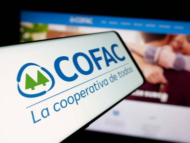 Stuttgart, Almanya - 04-02-2025: Web sitesinin önünde Uruguaylı finansal kooperatif COFAC logosu olan akıllı telefon. Telefon ekranının merkez soluna odaklan.