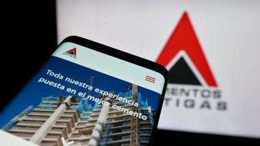 Stuttgart, Almanya - 04-02-2025: Sitenin önünde ekranda Uruguaylı Cementos Artigas S.A. şirketinin logosunun olduğu cep telefonu. Telefon ekranının sol üst kısmına odaklan.