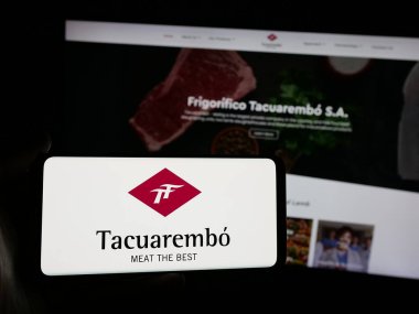 Stuttgart, Almanya - 04-02-2025: Frigorifico Tacuarembo S.A. firmasının logosuna sahip kişi web sitesinin önünde ekranda. Telefon ekranına odaklan.