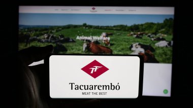 Stuttgart, Almanya - 04-02-2025: Frigorifico Tacuarembo S.A. firmasının logosunun bulunduğu cep telefonu web sayfası önünde ekranda. Telefon ekranına odaklan.