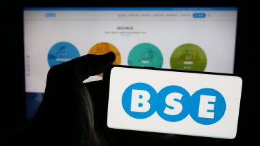 Stuttgart, Almanya - 04-02-2025: Web sayfası önünde ekranda Banco de Seguros del Estado (BSE) şirketinin logosunun bulunduğu cep telefonu sahibi kişi. Telefon ekranına odaklan.