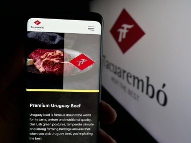 Stuttgart, Almanya - 04-02-2025: Frigorifico Tacuarembo S.A. firmasının web sayfası logo önünde ekranda. Telefon ekranının merkezine odaklan.