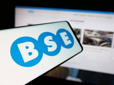 Stuttgart, Almanya - 04-02-2025: İnternet sitesi önünde Banco de Seguros del Estado (BSE) şirketinin logosuna sahip akıllı telefon. Telefon ekranının merkez soluna odaklan.