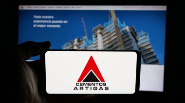 Stuttgart, Almanya - 04-02-2025: Uruguaylı şirket Cementos Artigas 'ın logosunun bulunduğu cep telefonu web sayfası önünde ekranda. Telefon ekranına odaklan.