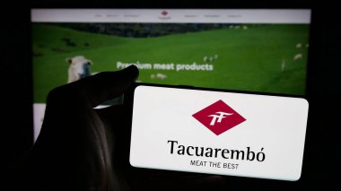 Stuttgart, Almanya - 04-02-2025: Frigorifico Tacuarembo S.A. firmasının logosunun bulunduğu cep telefonu web sayfası önünde ekranda. Telefon ekranına odaklan.