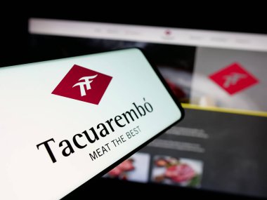 Stuttgart, Almanya - 04-02-2025: Frigorifico Tacuarembo S.A. firmasının logosuna sahip akıllı telefon web sitesinin önünde ekranda. Telefon ekranının merkez soluna odaklan.