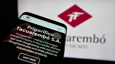 Stuttgart, Almanya - 04-02-2025: İnternet sitesinin önünde Frigorifico Tacuarembo S.A. şirketinin logosunun bulunduğu cep telefonu. Telefon ekranının sol üst kısmına odaklan.