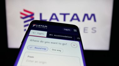 Stuttgart, Almanya - 04-03-2025: Web sitesinin önünde üzerinde havayolu şirketi LATAM Airlines Chile logosu bulunan cep telefonu. Telefon ekranının sol üst kısmına odaklan.