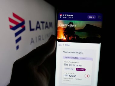 Stuttgart, Almanya - 04-03-2025: Havayolu şirketi LATAM Airlines Chile 'in logosu olan web sayfası logonun önünde ekranda. Telefon ekranının merkezine odaklan.