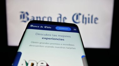 Stuttgart, Almanya - 04-03-2025: Şilili finans şirketi Banco de Chile 'in logosunu içeren cep telefonu web sitesinin önünde ekranda. Telefon ekranının sol üst kısmına odaklan.