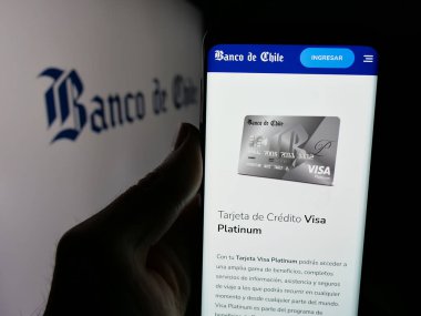 Stuttgart, Almanya - 04-03-2025: Şilili finans şirketi Banco de Chile 'in logosunun bulunduğu web sayfası logonun önünde ekranda. Telefon ekranının merkezine odaklan.