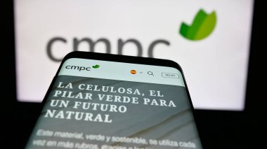 Stuttgart, Almanya - 04-03-2025: Şilili kağıt şirketi Empresas CMPC S.A. 'nın logosu olan cep telefonu web sitesinin önünde ekranda. Telefon ekranının sol üst kısmına odaklan.
