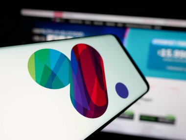 Stuttgart, Almanya - 04-03-2025: Şilili VTR Comunicaciones SpA şirketinin logosu web sitesinin önünde ekranda. Telefon ekranının merkez soluna odaklan.