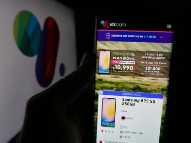 Stuttgart, Almanya - 04-03-2025: Şili şirketi VTR Comunicaciones SpA 'nın logosunun bulunduğu web sayfası logonun önünde ekranda. Telefon ekranının merkezine odaklan.