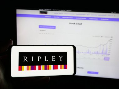 Stuttgart, Almanya - 04-03-2025: Şilili perakende şirketi Ripley Corp S.A. 'nın logosunu taşıyan kişi web sitesinin önünde ekranda. Telefon ekranına odaklan.