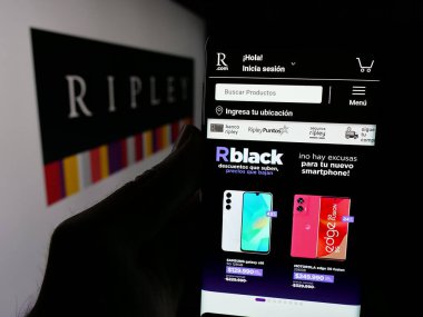 Stuttgart, Almanya - 04-03-2025: Şilili perakende şirketi Ripley Corp S.A. 'nın internet sayfası olan cep telefonu logonun önünde ekranda. Telefon ekranının merkezine odaklan.