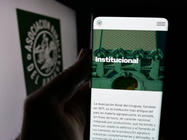 Stuttgart, Almanya - 04-03-2025: Logonun önünde Asociacion Rural del Uruguay (ARU) logosu olan web sayfası var. Telefon ekranının merkezine odaklan.