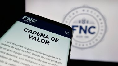 Stuttgart, Almanya - 04-03-2025: Sitenin önünde ekranda Fabricas Nacionales de Cerveza (FNC) şirketinin logosunun bulunduğu cep telefonu. Telefon ekranının sol üst kısmına odaklan.