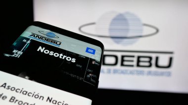 Stuttgart, Almanya - 04-03-2025: Web sitesinin önünde ekranda Uruguay yayın derneği ANDEBU logosu olan cep telefonu. Telefon ekranının sol üst kısmına odaklan.