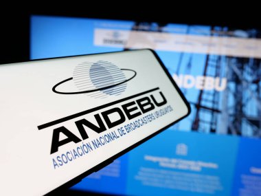 Stuttgart, Almanya - 04-03-2025: Uruguay yayın derneği ANDEBU 'nun logosuna sahip akıllı telefon web sitesinin önünde ekranda. Telefon ekranının merkez soluna odaklan.